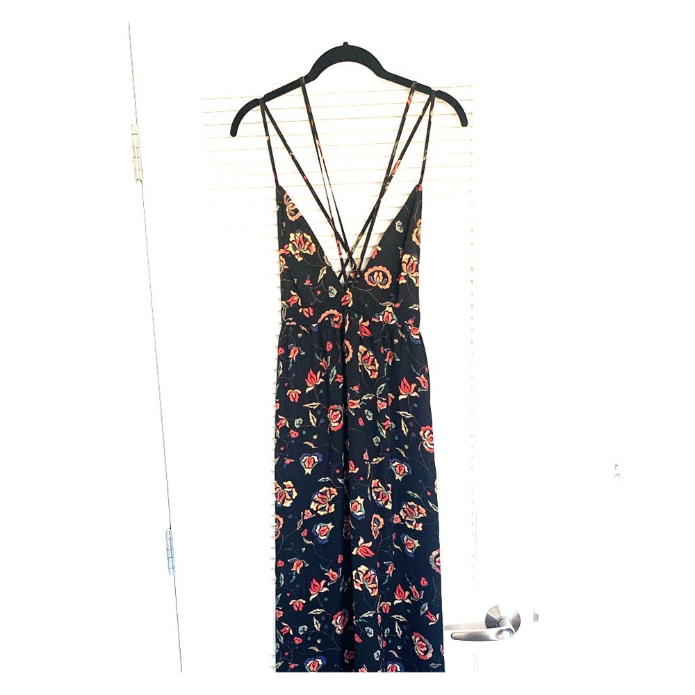 Maxi flower dress with open back and X strips.